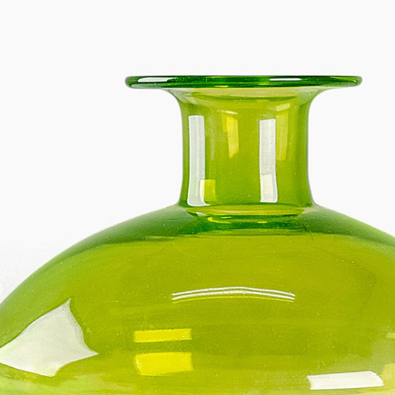 Бутылки зеленого цвета. Ярко зелёная бутылка. В бутылке зеленый. Бутылка ярко зеленого цвета. Светло зеленое стекло бутылка.
