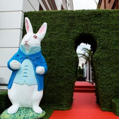 Декоративная фигура Белого кролика большая с часам...