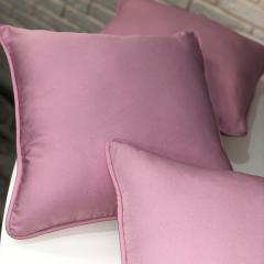 Подушка с розовым кантом